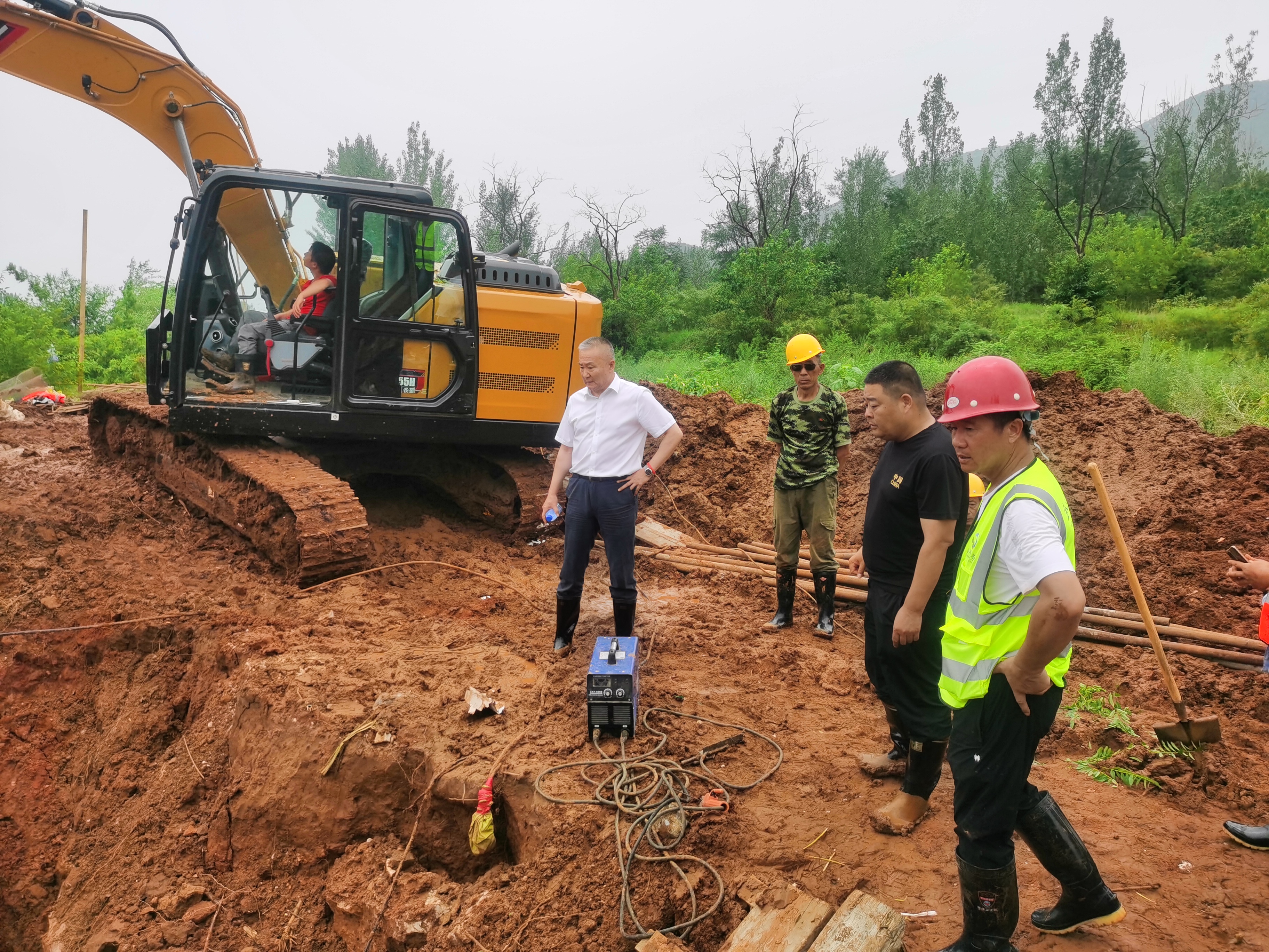 马博真人网站领导班子成员 深入防汛一线检查慰问