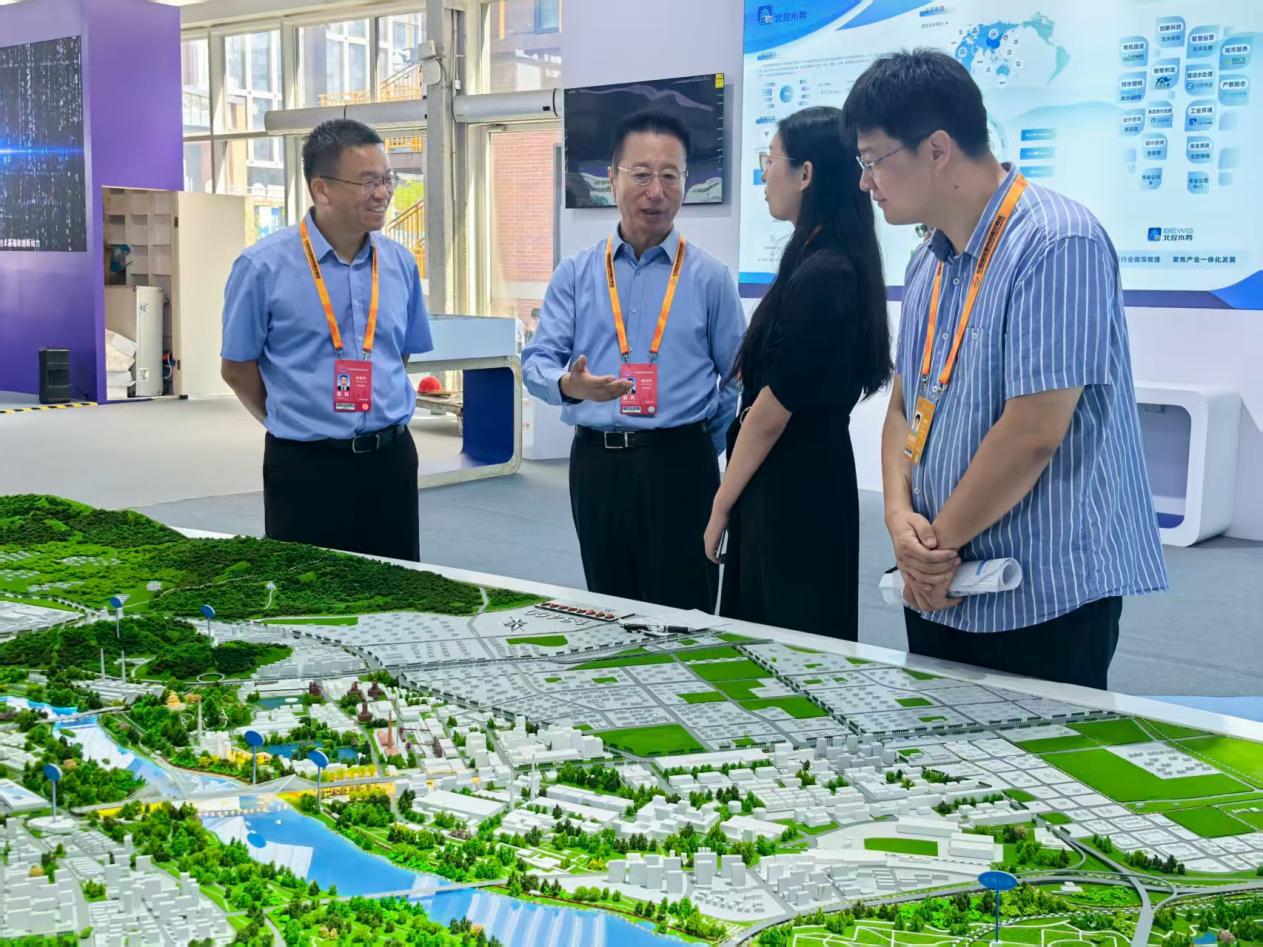 马博真人网站主要领导赴服贸会“两园一河”展区检查筹备工作